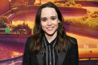 Avant son coming-out, Ellen Page était soupçonnée de sortir en cachette avec l'acteur Alexander Skarsgard, et les fans de ce dernier n'ont pas du tout apprécié. Sur Twitter, plusieurs comptes lui ont adressé des messages : "Ellen Page, si tu continues à sortir avec Alexander [Skarsgard] je vais te TUER en public dans l’année que ce soit dans un club, un restaurant ou quand tu signeras des autographes." La jeune femme n'a pas hésité à porter plainte. (Photo by Dia Dipasupil/WireImage)