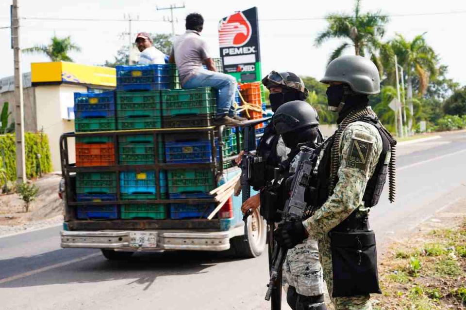 Elementos de seguridad en un operativo en Michoacán para inhibir actividades ilícitas de la delincuencia organizada, entre ellas, la extorsión. Foto: Cuartoscuro 