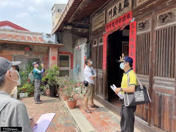 南市長黃偉哲歡迎遊客花季春遊虎頭埤探秘境，登觀景平臺瞭解蘇有志烈士故事。（記者李嘉祥攝）