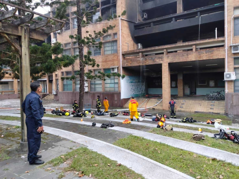 國立東華大學受地震影響，理工學院一館4樓實驗室昨日上午發生火警。（圖／東華大學提供）