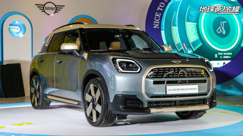 Mini Countryman SE正式在台演出，同時將進軍年底台北車展。(攝影/ <a class="link " href="https://autos.yahoo.com.tw/tag/陳奕宏" data-i13n="sec:content-canvas;subsec:anchor_text;elm:context_link" rel="nofollow noopener" target="_blank" data-ylk="slk:陳奕宏;sec:content-canvas;subsec:anchor_text;elm:context_link;itc:0">陳奕宏</a>)