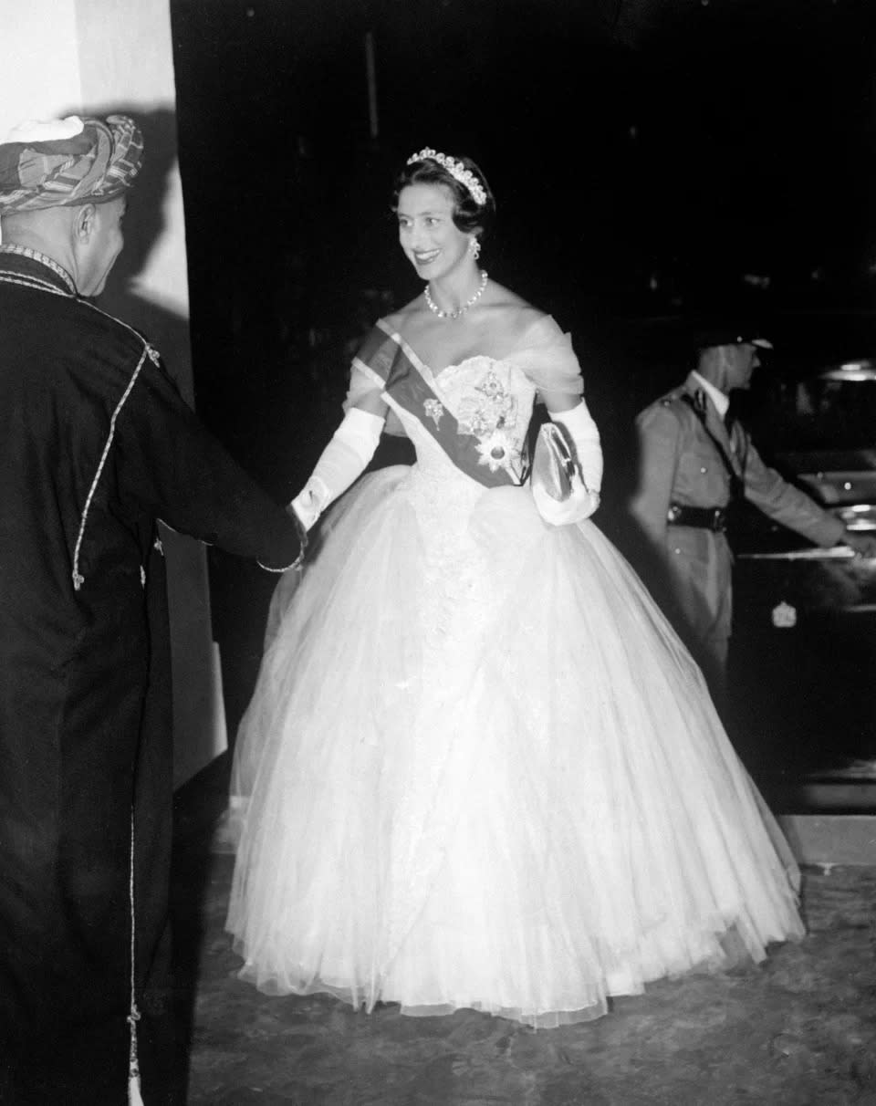 Prinzessin Margaret trägt die „Cartier Halo“-Tiara im Königspalast des Sultans von Sansibar während ihrer Ostafrikareise 1956. (Getty Images)