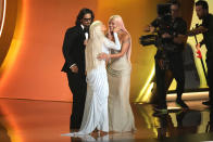Maluma, izquierda, y Christina Aguilera entregan el premio a mejor álbum de música urbana a Karol G por "Mañana será bonito" en la 66a entrega anual de los Premios Grammy el domingo 4 de febrero de 2024 en Los Ángeles. (Foto AP/Chris Pizzello)