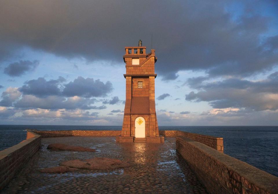 <p>Le phare de Paon guide les bateaux même dans les nuits les plus sombres.</p><br>