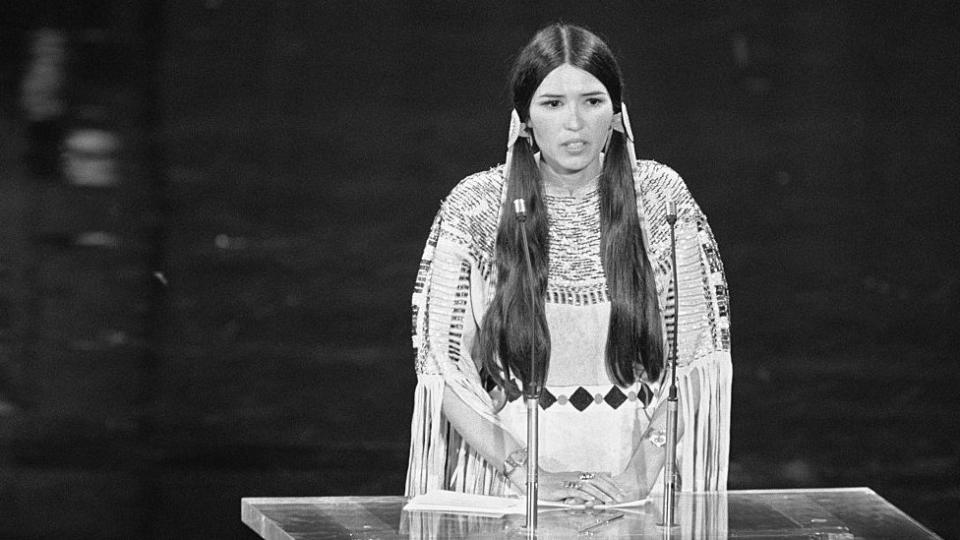 Sacheen Littlefeather dando un discurso durante los premios Óscar.