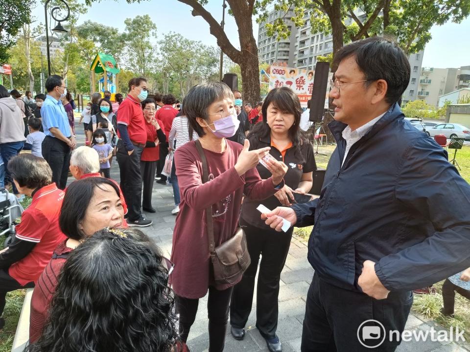 黃國書出席親子活動，當場接到選民的請託案。   唐復年/攝