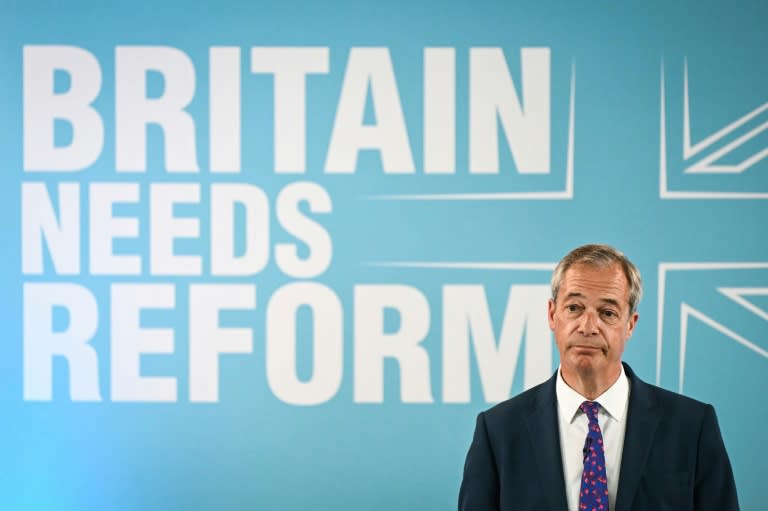 El ultraderechista Nigel Farage presenta el programa de su partido, Reform UK, en Merthyr Tydfil, en el sur de Gales, el 17 de junio de 2024 (JUSTIN TALLIS)
