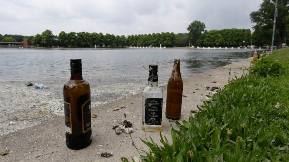 Leere Flaschen sind die letzten Überreste einer Party am Aachener Weiher in Köln.