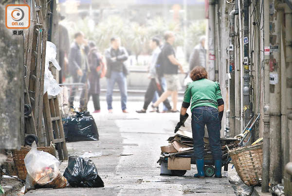 凍結最低工資水平，基層員工等同減薪。