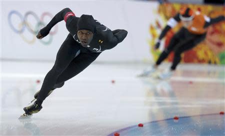 Shani Davis of the U.S. leads Koen Verweij of the Netherlands during the men's 1,000 metres speed skating race at the Adler Arena during the 2014 Sochi Winter Olympics February 12, 2014. REUTERS/Phil Noble