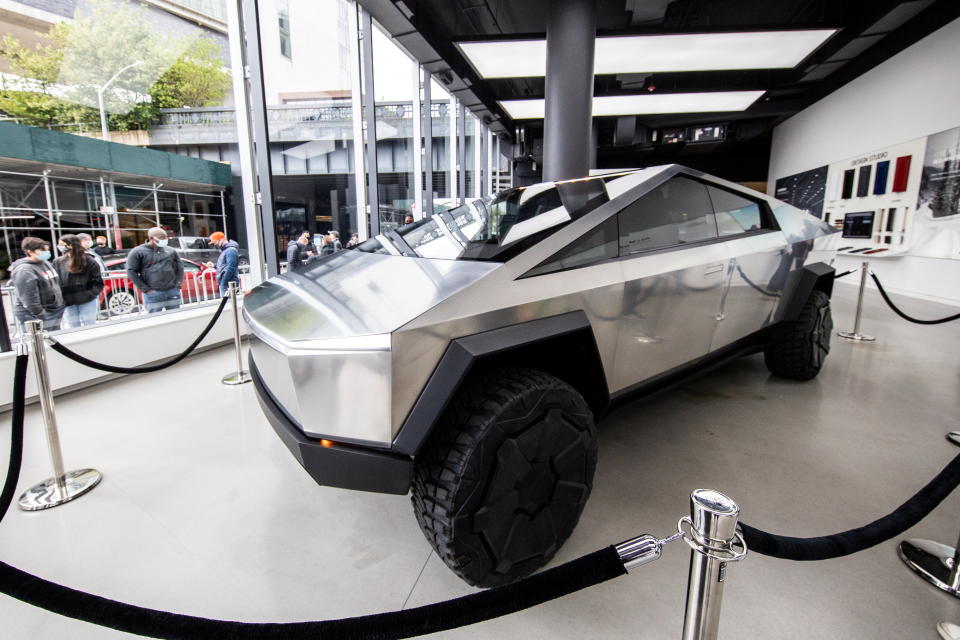 Tesla & # 39;  s Cybertruck in mostra nel Meatpacking District di Manhattan a New York City, USA, 8 maggio 2021. REUTERS/Jenna Moon