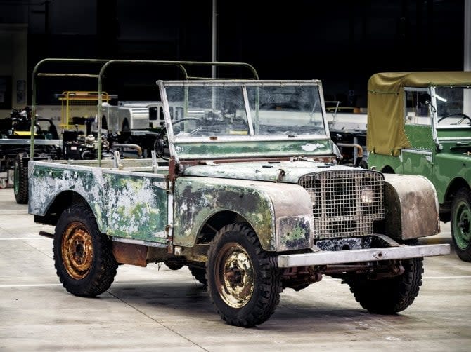 <p>Questa nella foto è una macchina storica: si tratta della prima Land Rover in assoluto. Il modello è quello messo in esposizione al Salone di Amsterdam del 1948, il primo della pre-produzione. Il suo valore è attualmente… inestimabile! (foto: Land Rover) </p>