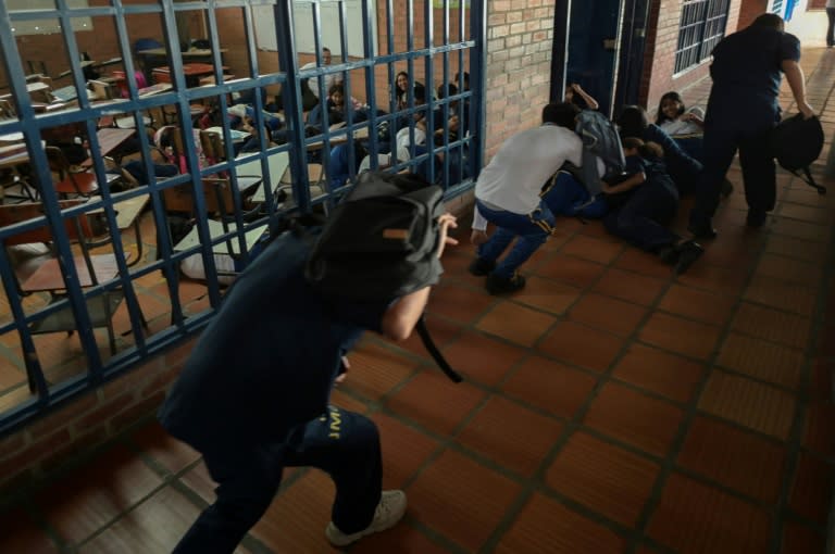 Estudiantes de la escuela José María Obando de Corinto, Colombia, durante un simulacro de ataque armado, el 6 de junio de 2024 (JOAQUIN SARMIENTO)