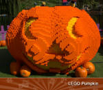 CALABAZA DE HALLOWEEN EN LEGO - Tallar calabazas es una costumbre del siglo pasado. Esta decoración de temporada del parque temático Legoland en California, sin embargo, es completamente moderna. Hecha co una cantidad factible de bloques de color naranja y contornos complejos que pondrían a un cartógrafo a sudar frío, es lo suficiente grande como que los visitantes del parque luzcan como enanos a su lado. Pon esto en tu jardín, y tendrás a miles haciendo fila para el trick-or-treat.