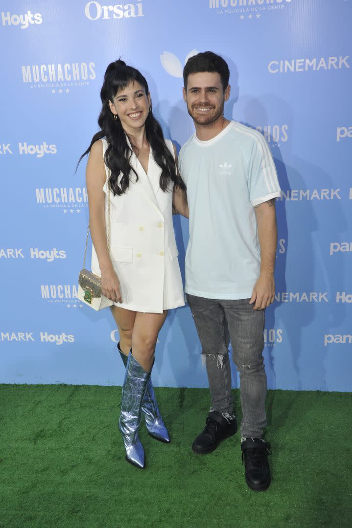 Cande Molfese y Gastón Soffritti se divirtieron durante la velada. El lució una remera deportiva en color celeste, un jean negro y zapatillas. Ellas, más osada, un vestido corto sastrero que acompañó con unas texanas de caña alta metalizadas