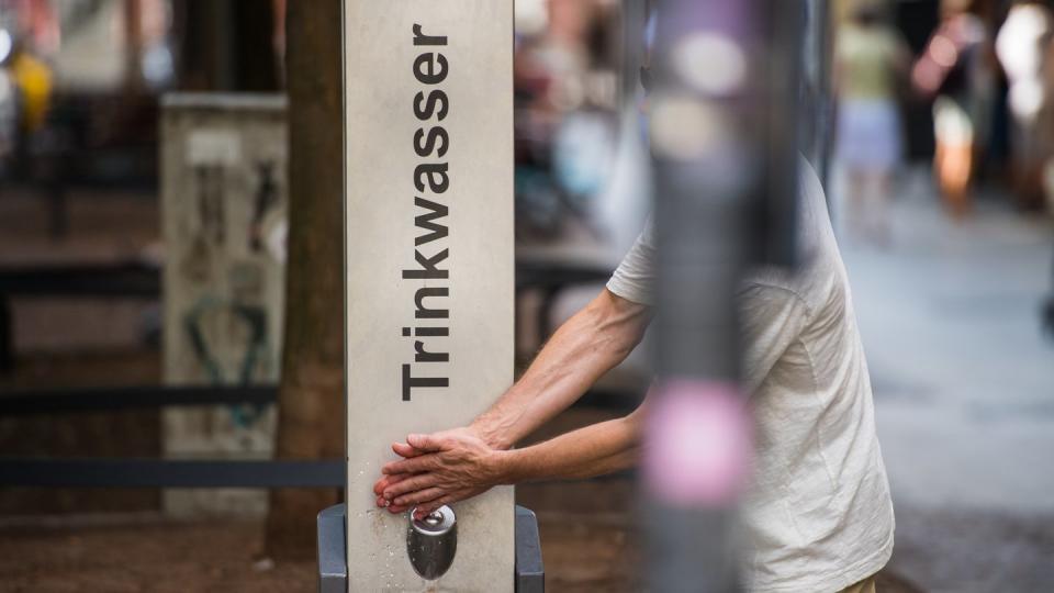 In Frankfurt befindet sich ein vom Energieversorger Mainova betriebener Trinkbrunnen in der Fußgängerzone. Die Webseite von «Refill Deutschland» führt bundesweit kostenlose Trinkwasserstationen auf. Foto: Andreas Arnold