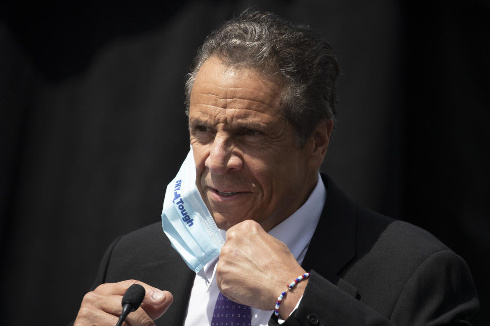 ARCHIVO - El gobernador de Nueva York Andrew Cuomo se quita su mascarilla durante una conferencia de prensa en esta fotografía de archivo del lunes 15 de junio de 2020, en Tarrytown, Nueva York. (AP Foto/Mark Lennihan, archivo)