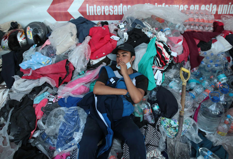 <p>CMX01. CIUDAD DE MÉXICO (MÉXICO), 19/09/2017.- Un hombre toma un descanso en medio de elementos donados para las víctimas del terremoto en Ciudad de México (México), hoy, martes 19 de septiembre de 2017, tras un sismo de magnitud 7,1 en la escala de Richter, que sacudió fuertemente el centro del país y causó escenas de pánico justo cuanto se cumplen 32 años de poderoso terremoto que provocó miles de muertes. EFE/Jorge Dan López </p>