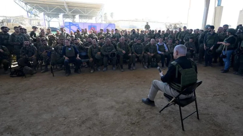 Israeli Prime Minister Benjamin Netanyahu speaks to Israeli soldiers during a visit to the southern city of Rafah in Gaza. Avi Ohayon/GPO/dpa