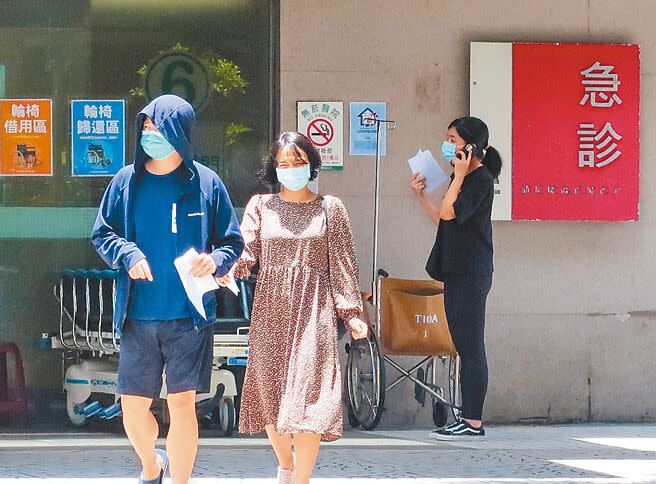 本土疫情趨緩，中央流行疫情指揮中心宣布鬆綁醫院陪探病、長照機構探視規定，但免篩檢條件加嚴為「須接種3劑疫苗」。圖為民眾前往台北長庚醫院。（羅永銘攝）