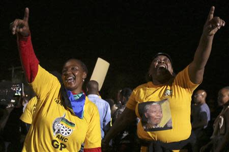 Mourners sing during a gathering of mourners on Vilakazi Street in Soweto, where the former South African President Nelson Mandela resided when he lived in the township, December 6, 2013. REUTERS/Siphiwe Sibeko