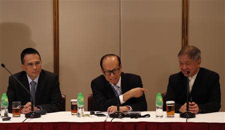 Hutchison Whampoa Limited Deputy Chairman Victor Li (L-R), Chairman Li Ka-shing and Group Managing Director Canning Fok attend a news conference in Hong Kong March 21, 2014. REUTERS/Bobby Yip