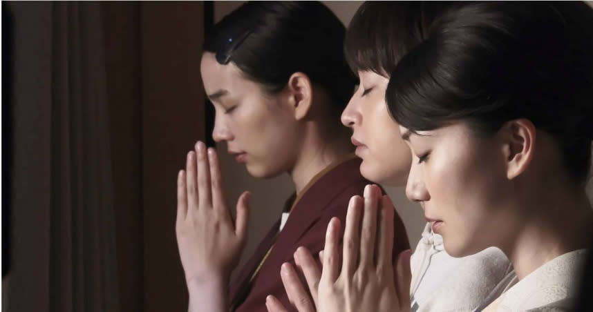 Non（左起）與門脇麥、大島優子飾演三姊妹，感情從戲裡好到戲外。（圖／天馬行空提供）