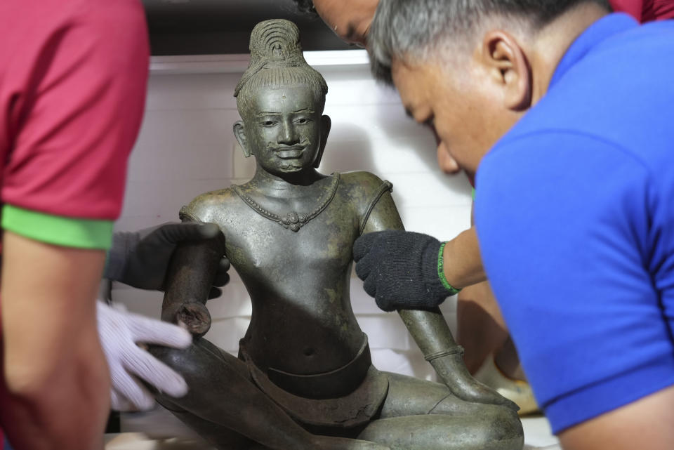 Personal especializado prepara una estatua que regresó de Estados Unidos a Camboya, antes de una ceremonia oficial en el Museo Nacional de Camboya, el jueves 4 de julio de 2024, en Nom Pen, Camboya. (Foto AP/Heng Sinith)