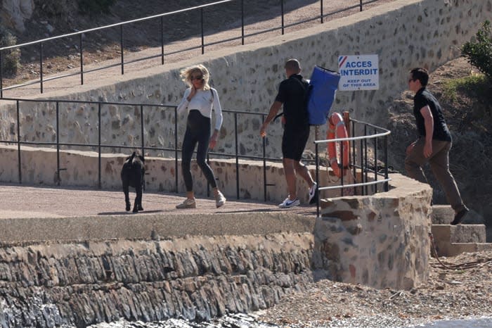 Las vacaciones de Brigitte Macron en plena Costa Azul junto a su perro Nemo