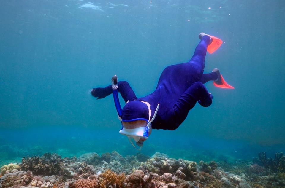 Die elfjährige Sabyah sieht bei Tauchgängen, wie die Korallen des legendären Great Barrier Reefs vor der Küste von Queensland, Australien, immer mehr absterben. (Bild: Radio Bremen - Sonam Rinzin)