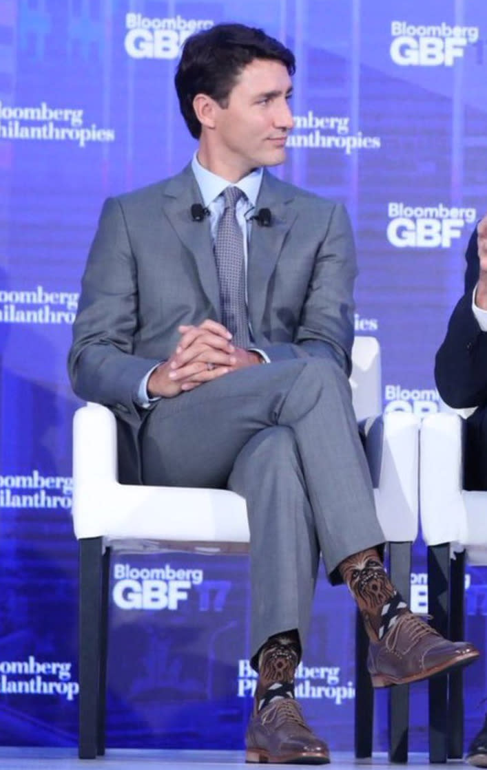 Dass  Trudeau ein großer Fan von Star Wars ist, hat er schon öfter auch mit seinen Socken gezeigt. Diese stylischen Chewbacca-Socken trug er während einer Talk-Runde der Vereinten Nationen. Nicht das erste Mal, dass sie zum Einsatz kamen. Die gleichen Socken trug er bereits bei einem Fernseh-Auftritt am vierten Mai. So zelebrierte er damals den Star-Wars-Tag.  