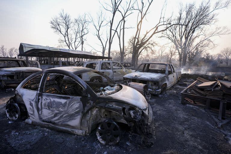 Autos incendiados en Smokehouse Creek, en Canadian, Texas. (AP/Julio Cortez)