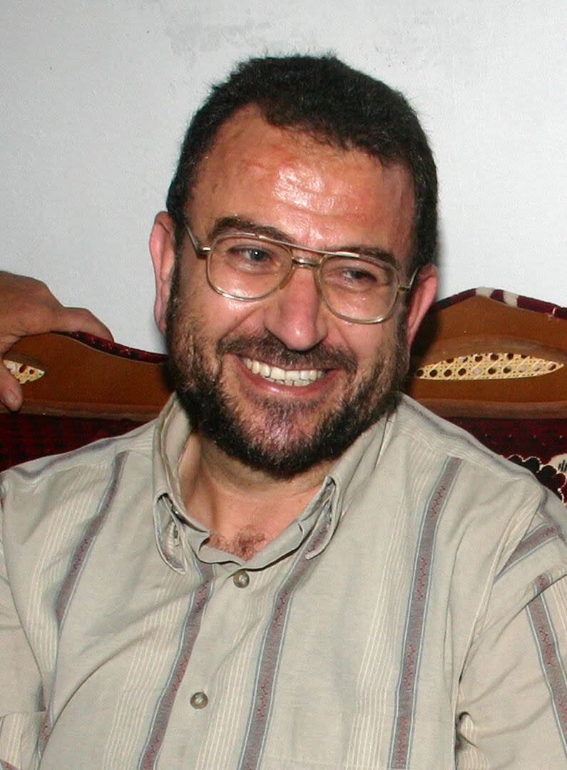 Saleh al-Arouri, un alto líder del movimiento islamista palestino Hamas, sonríe mientras es recibido por familiares y amigos en la ciudad cisjordana de Ramallah, el 11 de marzo de 2007, tras su liberación de una cárcel israelí.