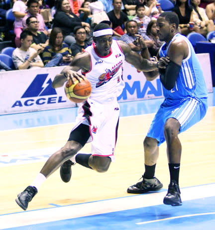 Alaska's Rob Dozier drives against San Mig's Denzel Bowles. (Nuki Sabio/PBA Images)