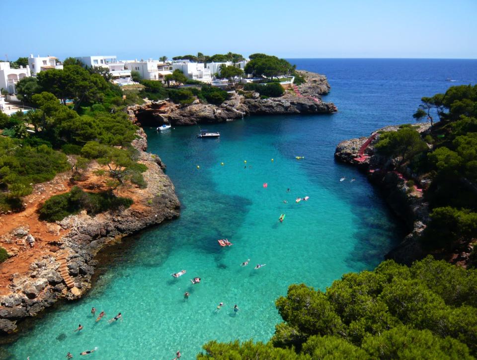 La ville de Cala d’Or, à une heure de Palma de Majorque, est une sorte de paradis pour touristes. Plages, mer turquoise, magasins... la station balnéaire des Baléares a quelques atouts à faire valoir. 