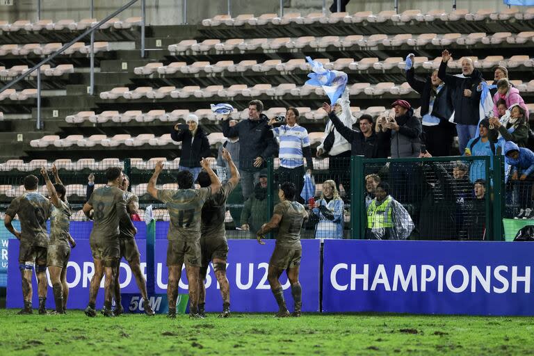 De tan embarrada que estaba la cancha, apenas se reconoce como argentinos a los Pumitas, que festejan el éxito sobre Australia; su paso por el Mundial fue mejor en rendimiento que en resultado, con el quinto puesto.