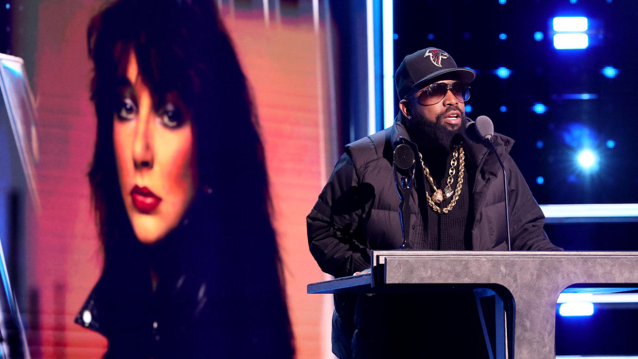  Big Boi on stage inducting Kate Bush. 