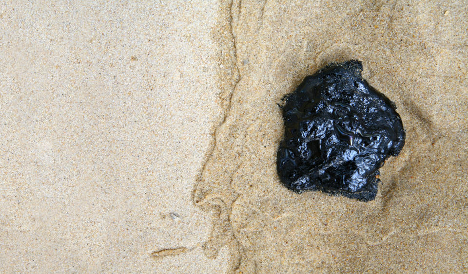 Teerklumpen am Strand. 