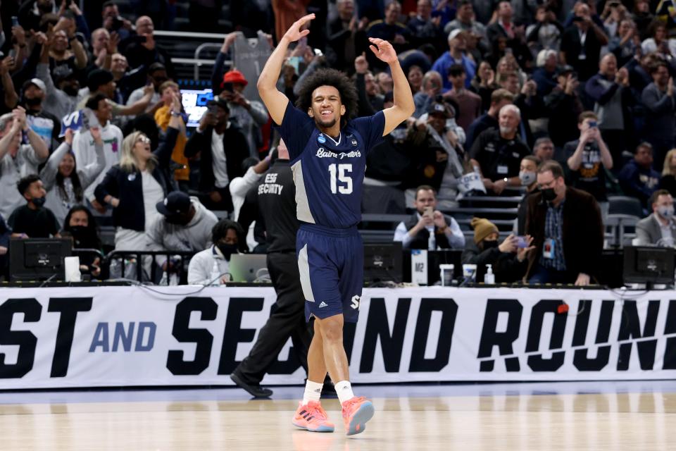 Matthew Lee celebrates after the St. Peter's Peacocks advanced to the Sweet 16 after defeating the Murray State.