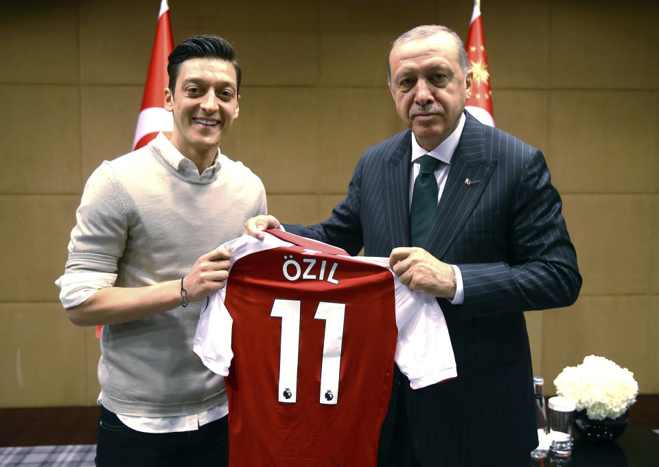 Ein Foto, das Deutschland immer noch spaltet: Erdogan und der Ex-Nationalspieler Mesut Özil. (Bild: Pool Presdential Press Service/AP/dpa)