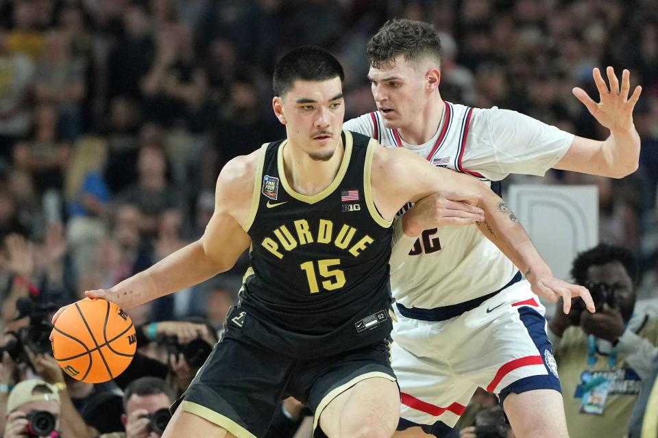 Apr 8, 2024; Glendale, AZ, USA; Purdue Boilermakers center Zach Edey (15) controls the ball against Connecticut Huskies center Donovan Clingan (32) during the first half of the national championship game of the Final Four of the 2024 NCAA Tournament at State Farm Stadium. Mandatory Credit: Bob Donnan-USA TODAY Sports