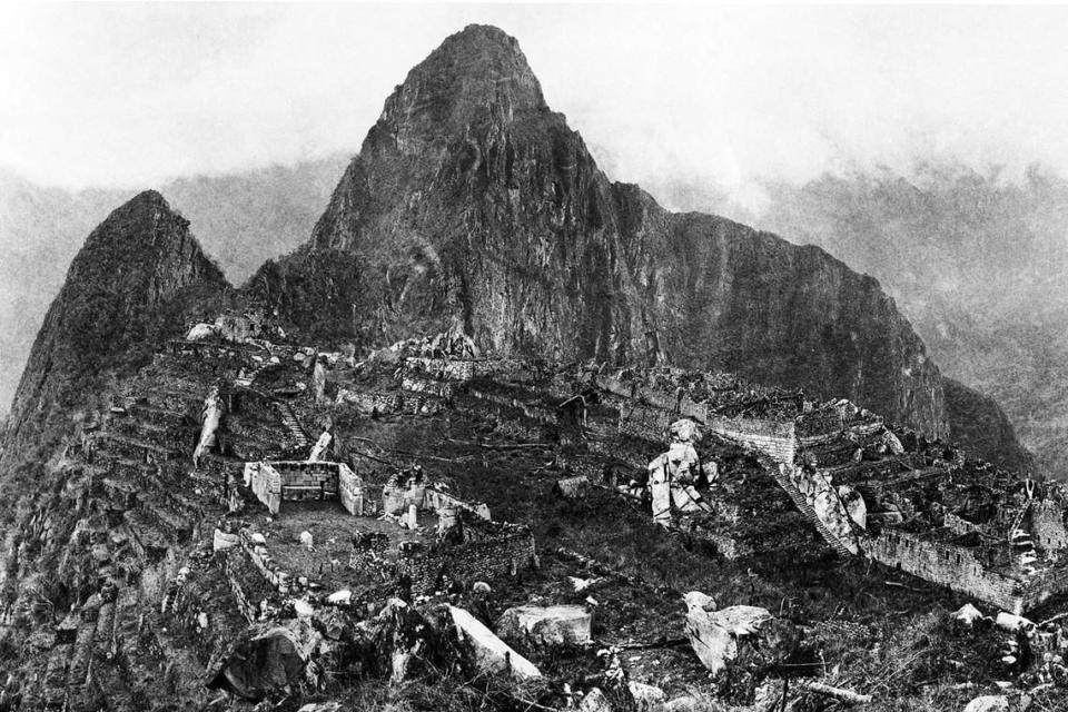 Fotografía de Machu Picchu tomada por Hiram Bingham III en 1912 después de que se hubieran realizado importantes trabajos de limpieza.