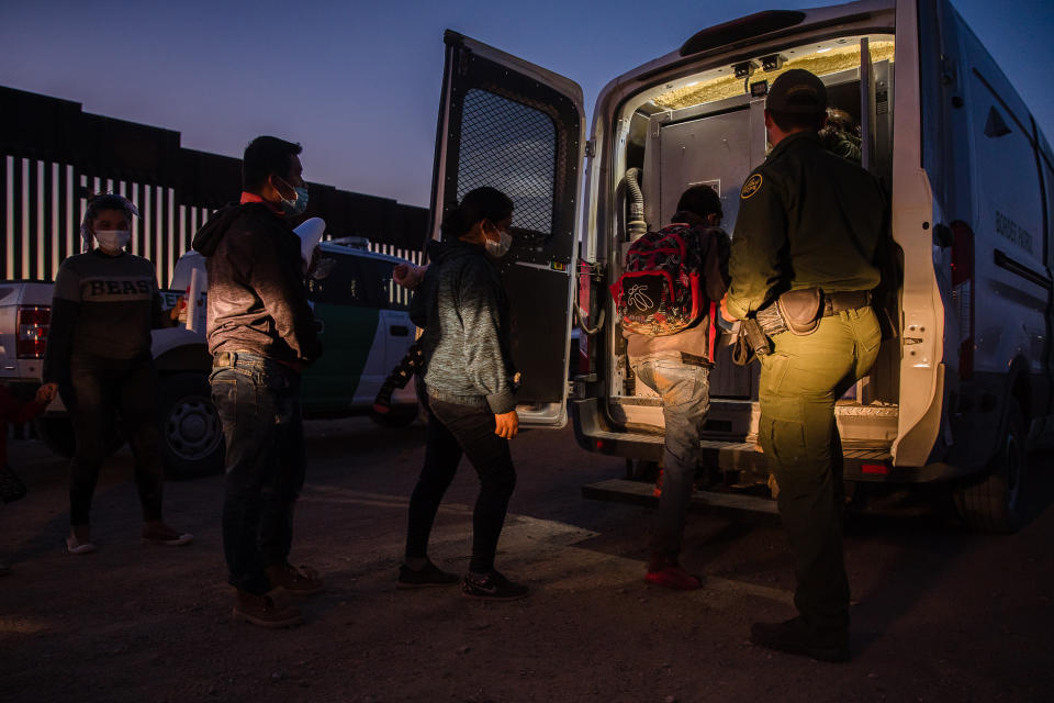 Agentes de la Patrulla Fronteriza de Estados Unidos reúnen a migrantes en Yuma, Arizona, el 4 de mayo de 2021. (Ariana Drehsler/The New York Times).