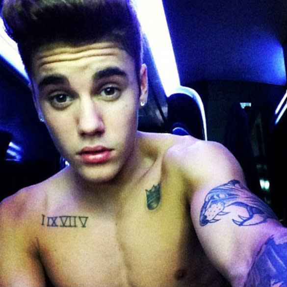 Tempting Selena Justin Bieber Flaunts Ripped Torso In Shirtless Instagram Snaps Photo 