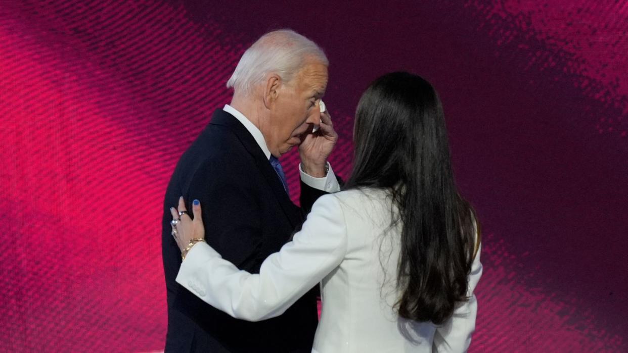 Für Joe Biden ist der Auftritt beim Parteitag der Demokraten nach seinem Ausstieg aus dem Präsidentschaftsrennen ein besonderer Moment - und einer, der einige Gefühle hervorruft. (Bild: dpa)