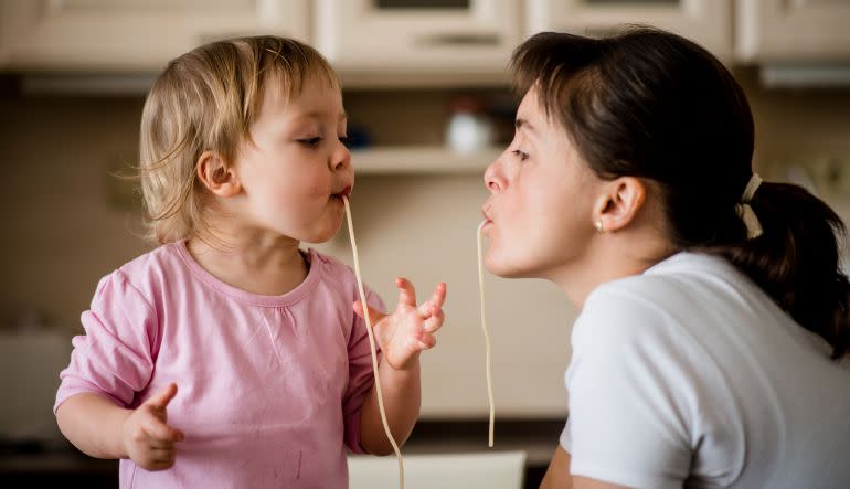 Comer con ellos es es el mejor hábito que podemos mantener en la alimentación de los niños. (Foto: Getty)