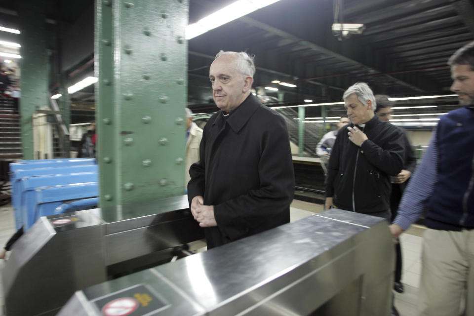 En Buenos Aires, el cardenal Jorge Mario Bergoglio solía transportarse en el metro subterráneo, en su camino a la Catedral Metropolitana Foto del 25 de mayo de 2008. Emiliano Lasalvia/LatinContent/Getty Images