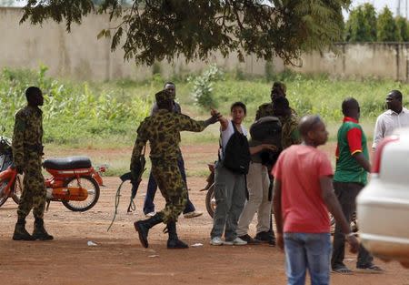 Presidential guard soldiers charge protesters and journalists at Laico hotel in Ouagadougou, Burkina Faso, September 20, 2015. REUTERS/Joe Penney