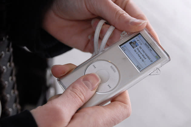 <b>2001- Der iPod</b><br><br>Der nächste Coup: Der iPod, ein kleines Gerät zum Abspielen digitaler Musik, revolutioniert mit der eigenen Software iTunes ab dem Jahr 2001 die gesamte Musikindustrie. Mittlerweile gibt es fünf verschiedene Modelle wie den iPod Mini (Bild) und zahlreiche Sondereditionen. (Bild: Rex Features)
