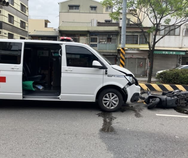 彰化發生救護車碰撞機車的意外。（圖／東森新聞）